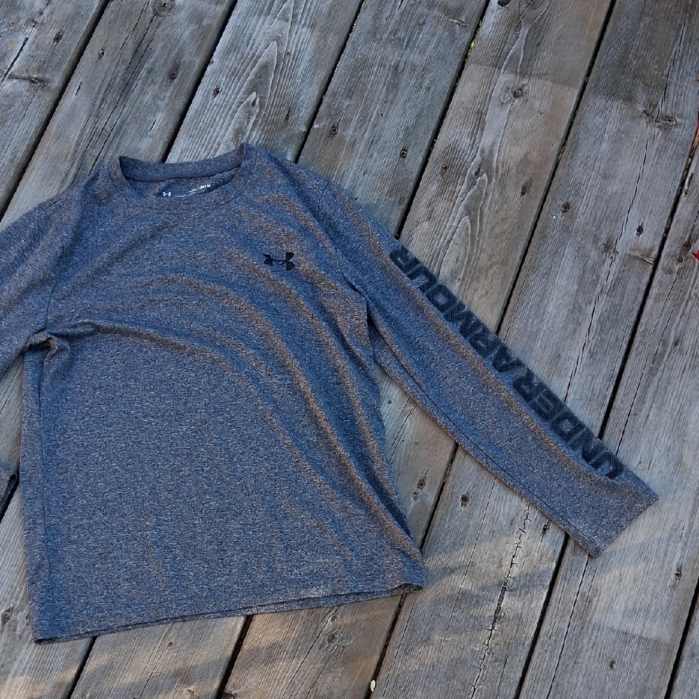 Under Armour Heather Gray Performance Top‎